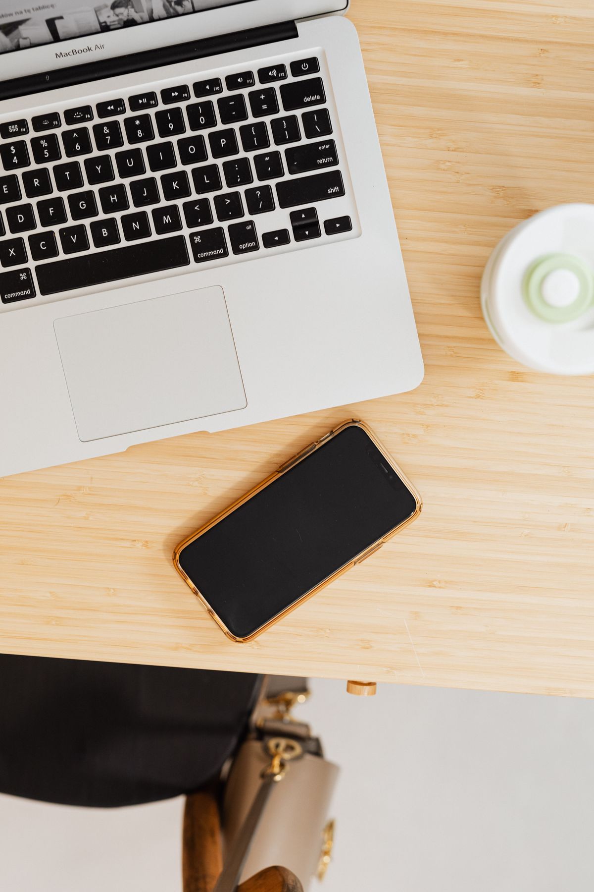 Smartphone e notebook sobre uma mesa de trabalho